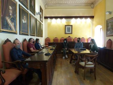 Miquel Oliver, Carles Grimalt i Núria Hinojosa amb els representants de l'Associació de Restauradors de Manacor. 