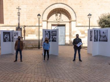 L'exposició El cas de Clara: el repte de viure amb la síndrome de Coffin-Siris està ubicada a la plaça del Convent. 