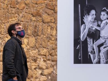 L'exposició El cas de Clara: el repte de viure amb la síndrome de Coffin-Siris està ubicada a la plaça del Convent. 