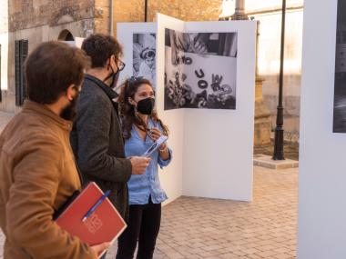 El batle, Miquel Oliver, amb el delegat de Cultura, Mateu Marcé, i l'autora de l'exposició, Ana Bel Fuster. 