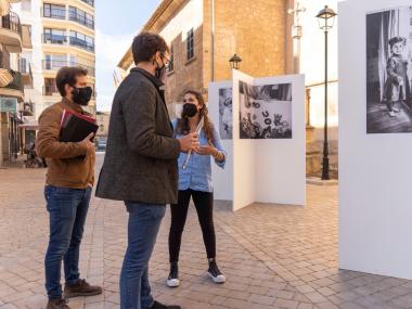 El batle, Miquel Oliver, amb el delegat de Cultura, Mateu Marcé, i l'autora de l'exposició, Ana Bel Fuster. 