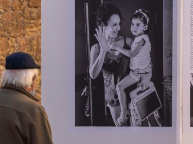 L'exposició El cas de Clara: el repte de viure amb la síndrome de Coffin-Siris està ubicada a la plaça del Convent. 