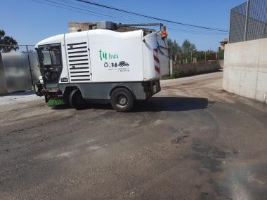 La Brigada Municipal deixà l'entrada de l'EcoParc sense rastre d'escombraries. 
