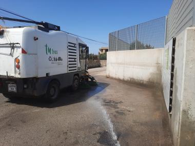 La Brigada Municipal deixà l'entrada de l'EcoParc sense rastre d'escombraries. 