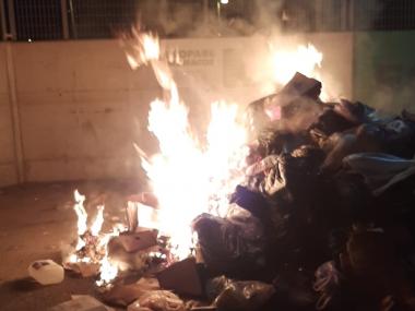 La càrrega del camió es va incendiar. 