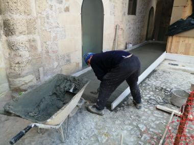 Construcció de la rampa d'accés a l'ascensor del Museu. 