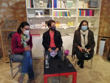 María José Rivas, Mateu Marcé i Magdalena Salas durant la presentació del Pla d'Accessibilitat davant els mitjans de comunicació. 