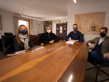 El batle, Miquel Oliver, reunit amb els representants de Majolaperla. 