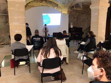 La delegada de Serveis Socials i Joventut, Carme Gomila, durant la sessió de formació de prevenció del suïcidi juvenil. 