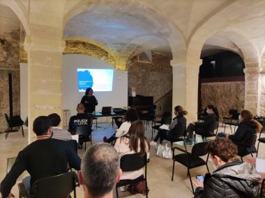 La sessió de formació anava destinada al sector educatiu del municipi. 