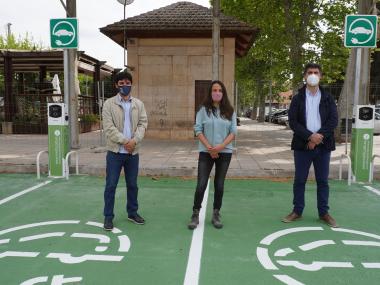 Sebastià Nadal, Cristina Capó i Francesc Grimalt davant els nous punts de càrrega de vehicles elèctrics. 