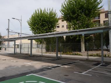 Les pèrgoles fotovoltaiques de l'aparcament de l'estació del tren. 