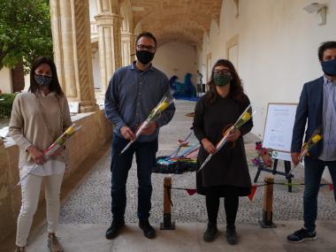 El batle de Manacor, Miquel Oliver, juntament amb el delegat de Cultura, Mateu Marcé, l'artista Sara Fernández, i la bibliotecària, Margalida Pasqual. 