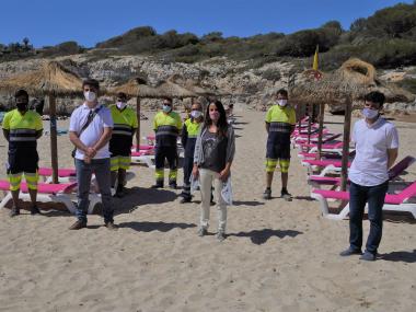La presidenta de la SAM, Cristina Capó, el vicepresident de la SAM, Sebastià Nadal; i el gerent de la SAM, Francesc Grimalt, amb els treballadors de la SAM.. 