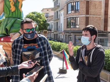 Sebastià Riera Pocoví i Toni Galmés Bennàssar, artistes que han elaborat les figures fantàstiques de Manacor Encantat. 