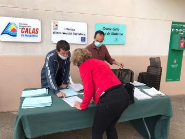 Punt informatiu al Centre Cívic de Cales de Mallorca. 