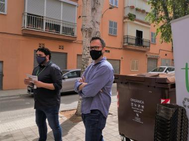 Sebastià Llodrà i Miquel Oliver durant la presentació de la implantació completa de la recollida d'orgànica. 