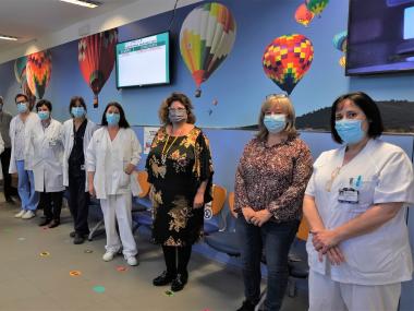 La delegada de Turisme, Maria Antònia Truyols, amb la gerent de l'Hospital de Manacor i la resta de l'equip directiu. 