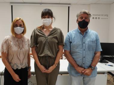La delegada d'Urbanisme, Núria Hinojosa, amb la gerent de l'Associació de Constructors, Sandra Verger, i el delegat de l'Associació al Llevant, Jaume Caldentey. 