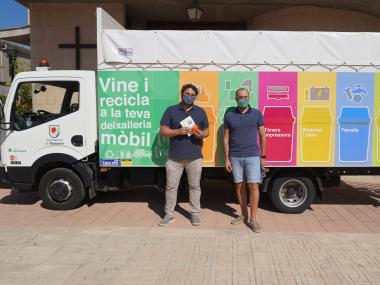 El delegat de Medi Ambient, Sebastià Llodrà, ha presentat els nous horaris de la deixalleria mòbil amb l'assessor tècnic de Medi Ambient, Toni Febrer. 