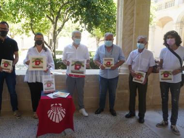 El batle de Manacor, Miquel Oliver; el delegat de Fires, Carles Grimalt; amb els representants de l'Obreria de Sant Jaume. 