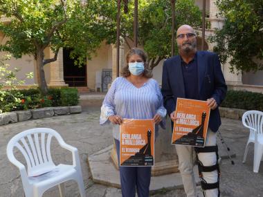 La delegada de Turisme, Maria Antònia Truyols, i el productor executiu de l'homenatge Berlanga & Mallorca, Juan Carlos Caro. 