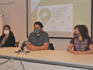 Maria Antònia Truyols, Sebastià Llodrà i Roser Badia, durant la roda de premsa de presentació de Comerç Verd Manacor. 