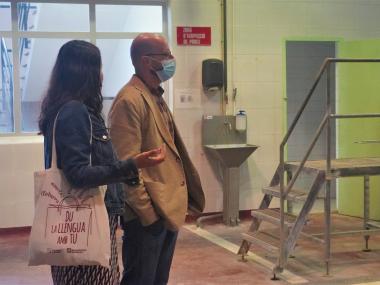 La delegada responsable de l'Escorxador, Cristina Capó, explica al director general d'Agricultura, als grups municipals de l'oposició i als sindicats agraris les reformes fetes fins ara a l'Escorxador municipal. 
