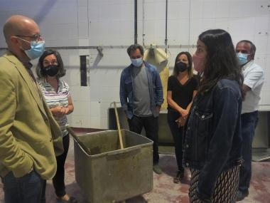 La delegada responsable de l'Escorxador, Cristina Capó, explica al director general d'Agricultura, als grups municipals de l'oposició i als sindicats agraris les reformes fetes fins ara a l'Escorxador municipal. 