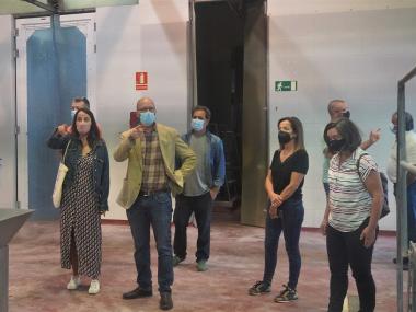 La delegada responsable de l'Escorxador, Cristina Capó, explica al director general d'Agricultura, als grups municipals de l'oposició i als sindicats agraris les reformes fetes fins ara a l'Escorxador municipal. 