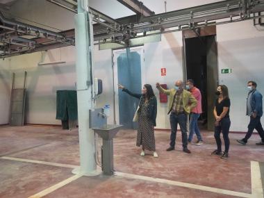 La delegada responsable de l'Escorxador, Cristina Capó, explica al director general d'Agricultura, als grups municipals de l'oposició i als sindicats agraris les reformes fetes fins ara a l'Escorxador municipal. 