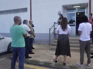 La delegada responsable de l'Escorxador, Cristina Capó, explica al director general d'Agricultura, als grups municipals de l'oposició i als sindicats agraris les reformes fetes fins ara a l'Escorxador municipal. 