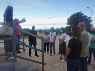 La delegada responsable de l'Escorxador, Cristina Capó, explica al director general d'Agricultura, als grups municipals de l'oposició i als sindicats agraris les reformes fetes fins ara a l'Escorxador municipal. 