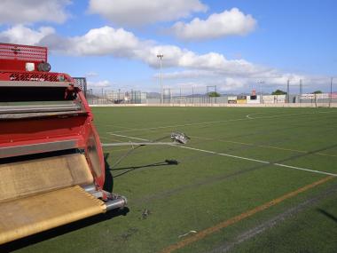 Canvi de gespa del camp de futbol de Porto Cristo. 