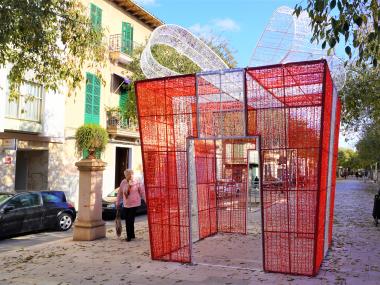 Una de les noves estructures lumíniques s'ha col·locat al passeig de Na Camel·la. 