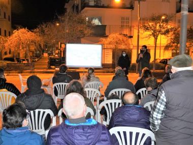 El batle de Manacor, Miquel Oliver, i la presidenta de la SAM, Cristina Capó, explicaren el nou projecte als veïnats. 