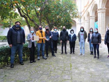 El delegat de Medi Ambient, Sebastià Llodrà, acompanyat del departament de Medi Ambient de l'Ajuntament de Manacor, amb el premi concedit per Rezero. 