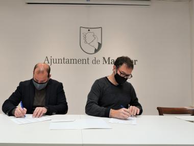 El conseller de Medi Ambient i el batle de Manacor, durant la signatura del conveni. 