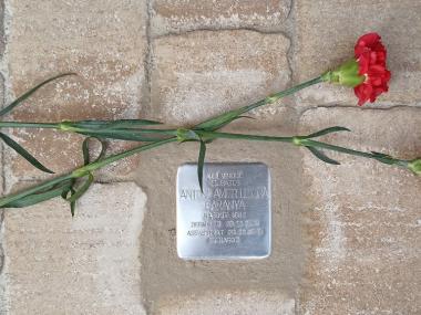 La placa dedicada al batle Garanya ja llueix davant La Sala. 