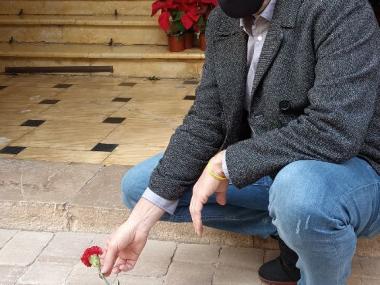 El batle de Manacor, Miquel Oliver, ha depositat una flor en l'aniversari de l'assassinat del batle Amer 'Garanya'. 