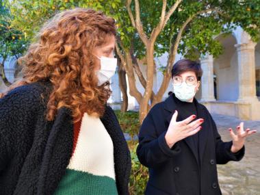 La delegada d'Igualtat, Carme Gomila, amb la tècnica d'Igualtat, Laura Socias, durant la roda de premsa de presentació de la II Fira de les Dones. 