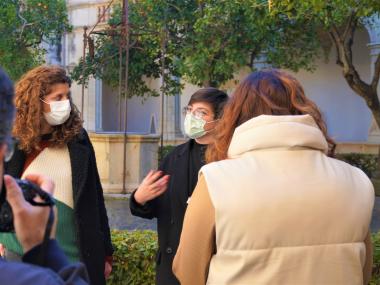 La delegada d'Igualtat, Carme Gomila, amb la tècnica d'Igualtat, Laura Socias, durant la roda de premsa de presentació de la II Fira de les Dones. 