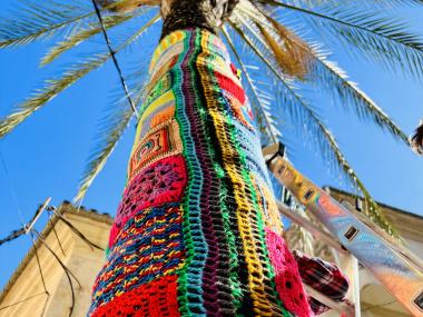 El projecte social d'Urban Knitting - Volem un Manacor en colors guarneix els arbres de carrers i places del centre de Manacor. Fotografia: Rafel Sureda. 