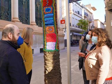 La delegada de Comerç, Maria Antònia Truyols, amb un grup de comerciants del carrer del Mercadal. 