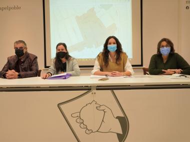 La delegada d'Urbanisme i Patrimoni, Núria Hinojosa, acompanyada de Magdalena Salas, Mar Badia i Antoni Sureda. 