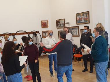 Una de les dinàmiques teatrals que varen tenir lloc durant la primera sessió del taller Llengua Divertida. 