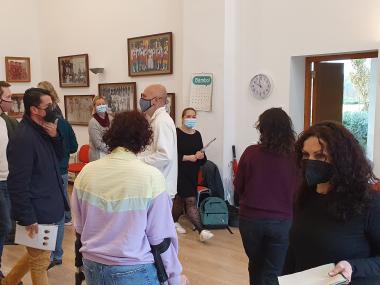 Una de les dinàmiques teatrals que varen tenir lloc durant la primera sessió del taller Llengua Divertida. 