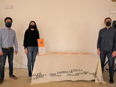 El batle de Manacor, Miquel Oliver, acompanyat de la gerent de la Institució Pública Antoni M. Alcover, Cristina Duran, i el delegat de Cultura, Mateu Marcé. 
