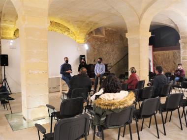 El batle de Manacor, Miquel Oliver, acompanyat de la gerent de la Institució Pública Antoni M. Alcover, Cristina Duran, i el delegat de Cultura, Mateu Marcé. 