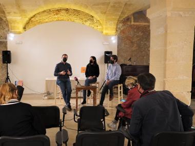 El batle de Manacor, Miquel Oliver, acompanyat de la gerent de la Institució Pública Antoni M. Alcover, Cristina Duran, i el delegat de Cultura, Mateu Marcé. 